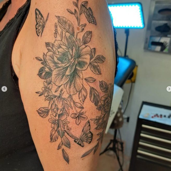 Cover-Up nachher: zarter Blumenwurf in Fineline
