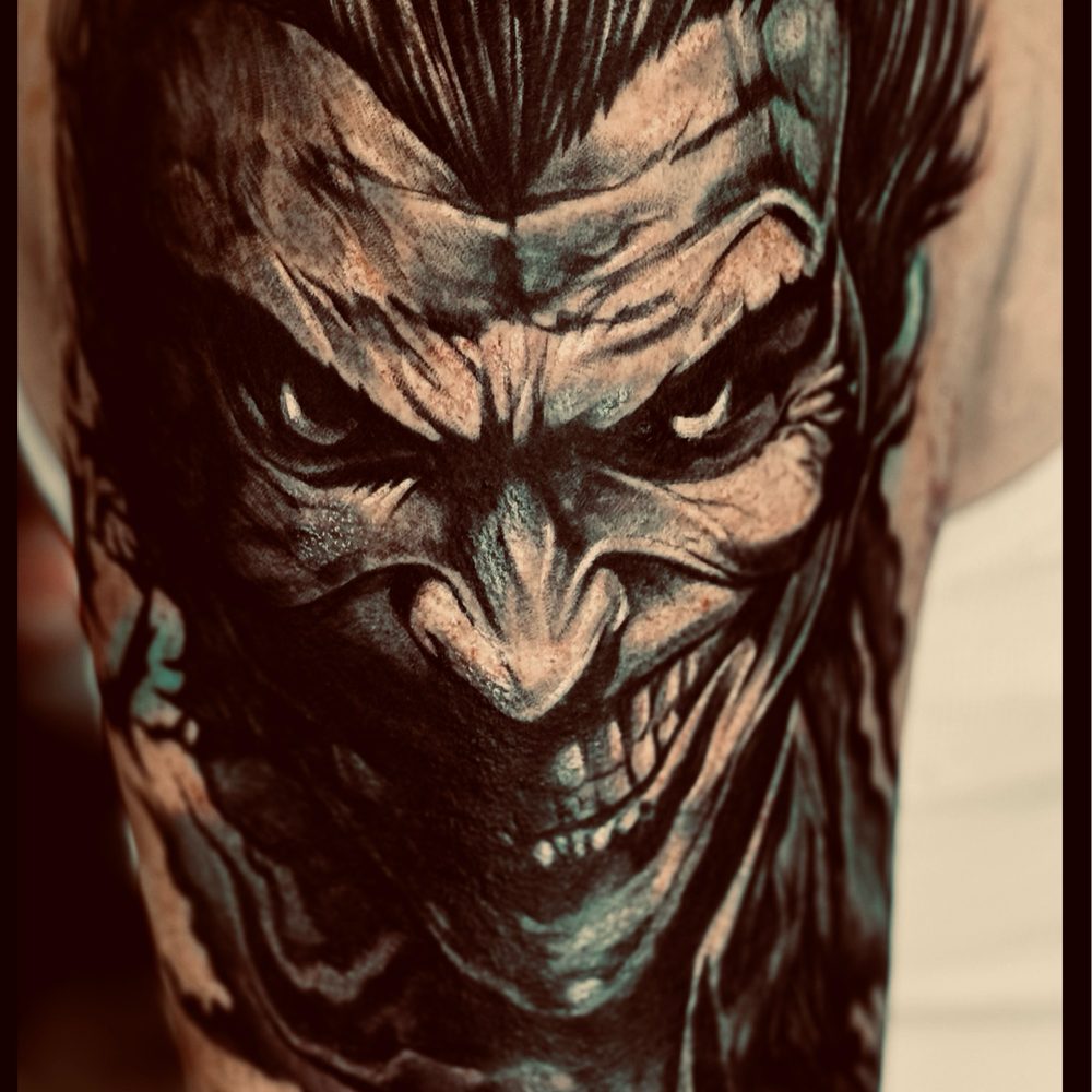 Cover-Up nachher: düsterer Joker in Black and Grey von Tom